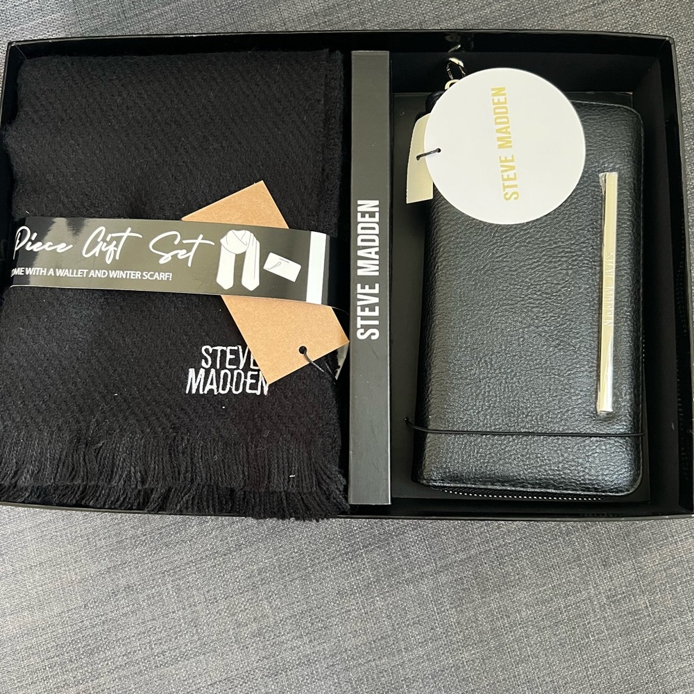 STEVE MADDEN GIFT SET WRISTLET WALLET CASE & SCARF